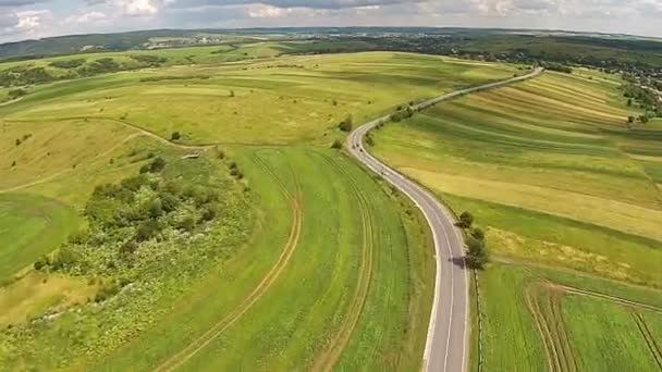 Flygfoto över de sådda fält nära motorvägen — Stockvideo