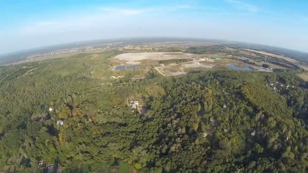 Città discarica dalla vista a volo d'uccello pulito lago — Video Stock
