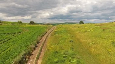 Otoyolunun yakınında ekilen alanların havadan görünümü