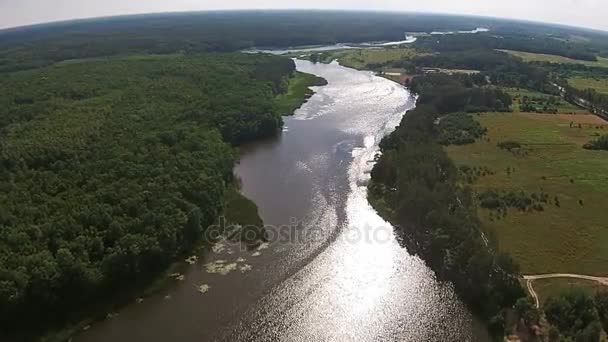 Vista aérea de la central eléctrica en la orilla de un gran lago — Vídeos de Stock
