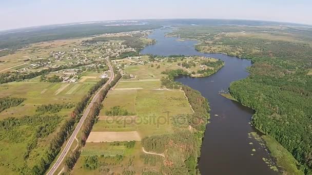 Luftaufnahme eines Kraftwerks am Ufer eines großen Sees — Stockvideo