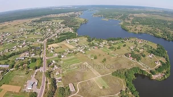 Veduta aerea della centrale elettrica sulla riva di un grande lago — Video Stock