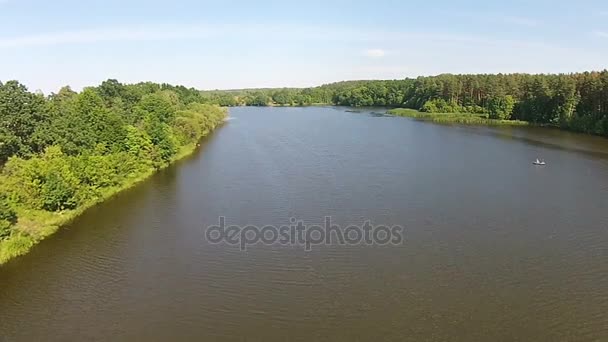 Vista aérea de la central eléctrica en la orilla de un gran lago — Vídeo de stock