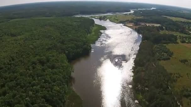 Letecký pohled na elektrárnu na břehu velkého jezera — Stock video