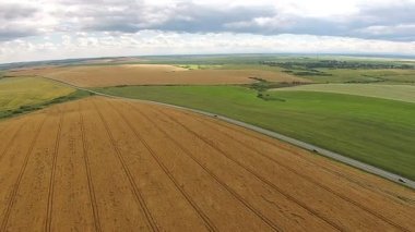 Otoyolunun yakınında ekilen alanların havadan görünümü