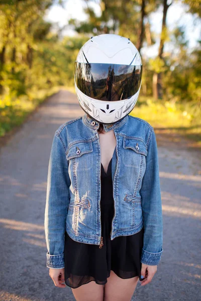 Ragazza in casco con sfondo foresta — Foto Stock