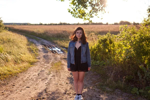 Gün batımı arka planda bir kot ceket güzel kız