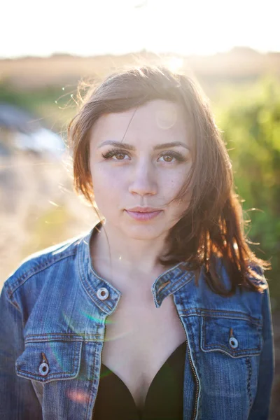 Gün batımı arka planda bir kot ceket güzel kız