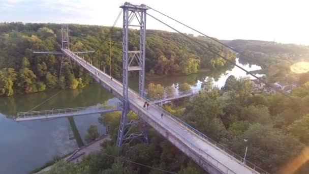 Vista aérea de un puente peatonal sobre el río — Vídeo de stock