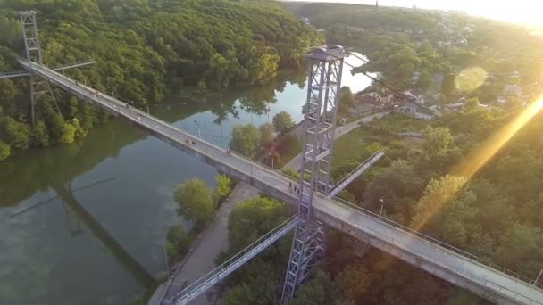 Vista aérea de un puente peatonal sobre el río — Vídeo de stock