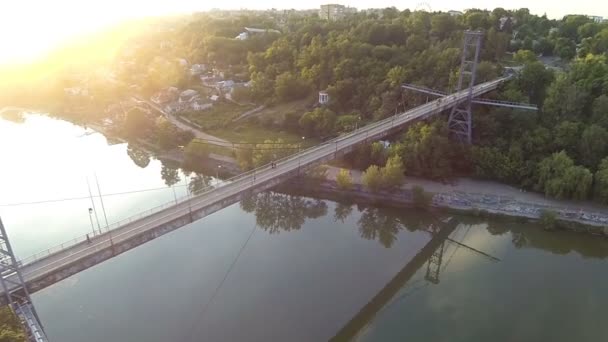 Luchtfoto van een voetgangersbrug over de rivier — Stockvideo