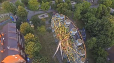 Nehrin karşısındaki bir yaya köprüsü'nün havadan görünümü