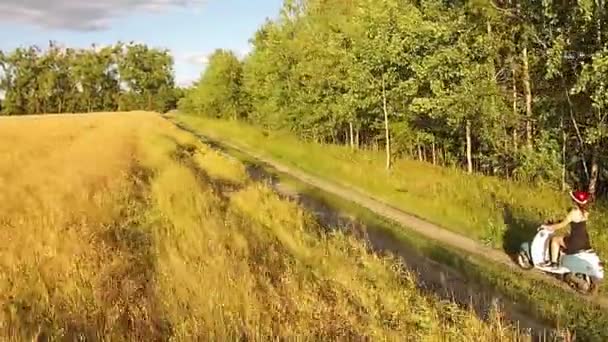 一个女孩骑踏板车在乡间小路上 — 图库视频影像