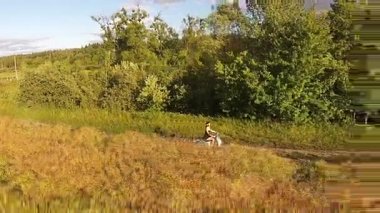 Bir kız bir ülke yolda bir scooter sürme