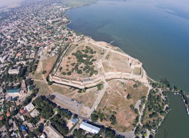 Sahilde tarihi kalesinin havadan görünümü