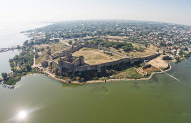 Sahilde tarihi kalesinin havadan görünümü