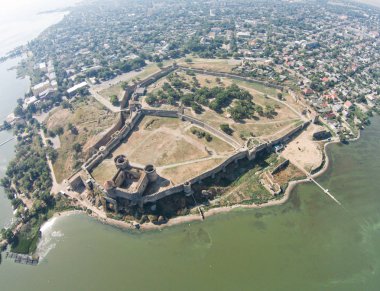 Sahilde tarihi kalesinin havadan görünümü