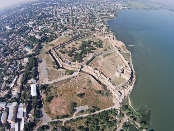 Sahilde tarihi kalesinin havadan görünümü — Stok fotoğraf