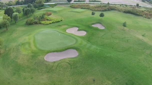 Дрон летить над зеленим полем для гольфу — стокове відео