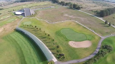 Bir dron yeşil bir golf sahası üzerinde uçar. Düğün hazırlıkları