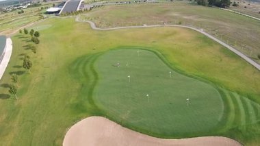 Bir dron yeşil bir golf sahası üzerinde uçar. Düğün hazırlıkları