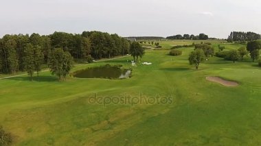 Bir dron yeşil bir golf sahası üzerinde uçar. Düğün hazırlıkları