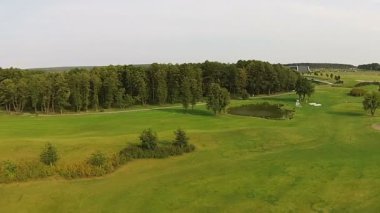 Bir dron yeşil bir golf sahası üzerinde uçar. Düğün hazırlıkları