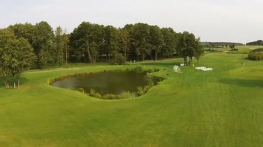 Bir dron yeşil bir golf sahası üzerinde uçar. Düğün hazırlıkları