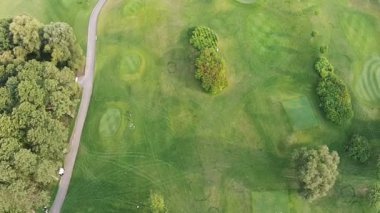 Bir dron yeşil bir golf sahası üzerinde uçar. Düğün hazırlıkları