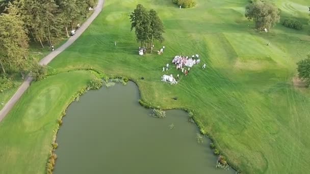 A drone flies over a green golf course. Wedding preparations — Stock Video