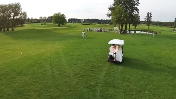 Kyiw, Ukraine - 25. August 2011: Eine Drohne fliegt über einen grünen Golfplatz mit Trauung — Stockvideo