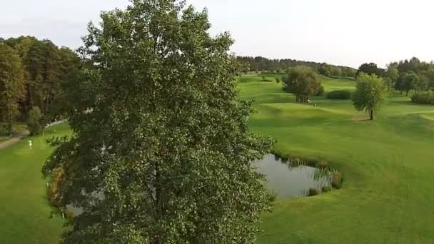 Vista aérea a villas y casas con campo de golf con césped verde y lagos