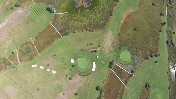 一架无人驾驶飞机飞过绿色高尔夫球场与湖 — 图库视频影像