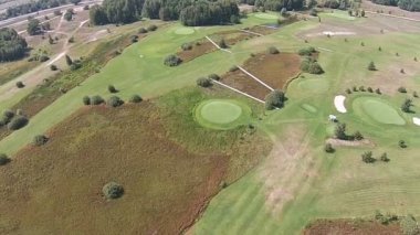 Düğün kemer ile yeşil bir golf sahası üzerinde bir uçak uçar