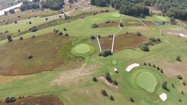 Düğün kemer ile yeşil bir golf sahası üzerinde bir uçak uçar