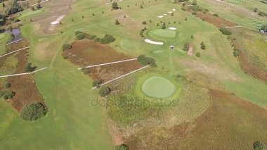 Düğün kemer ile yeşil bir golf sahası üzerinde bir uçak uçar