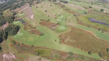 Düğün kemer ile yeşil bir golf sahası üzerinde bir uçak uçar