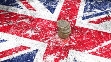 Bitcoin sikke yığını İngiltere bayrağı üzerinde duruyor. 3D render