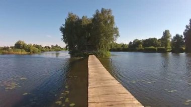 Gölün ortasında ağaç ile konut ev