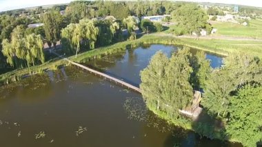 Gölün ortasında ağaç ile konut ev