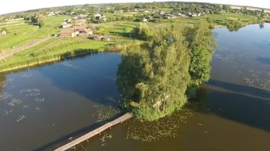 Gölün ortasında ağaç ile konut ev