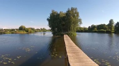 Gölün ortasında ağaç ile konut ev