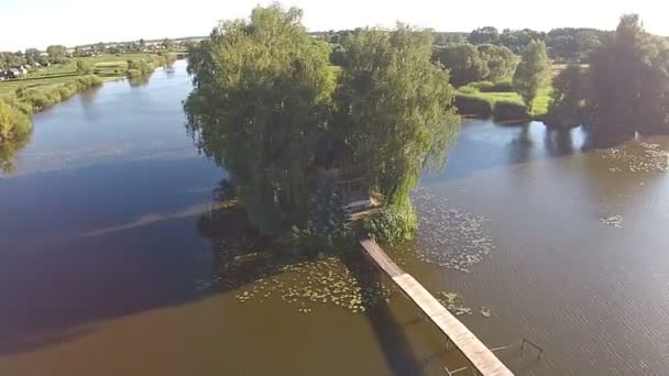 Woonhuis met bomen in het midden van het meer — Stockvideo