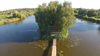 Gölün ortasında ağaç ile konut ev