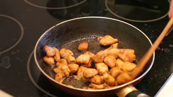 Le poulet est frit dans une poêle — Video