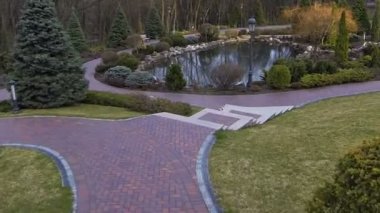 Lake parkta yürüyüş yolları arasında