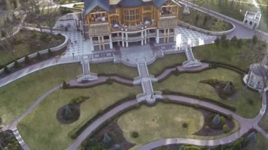 Kiev, Ukrayna - 7 Nisan 2016: Hava görünümünü bir güzel lüks ahşap ev