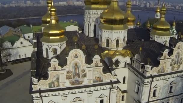 Kyjev, Ukrajina - 6. dubna 2016: Katedrála Nanebevzetí Panny Marie — Stock video