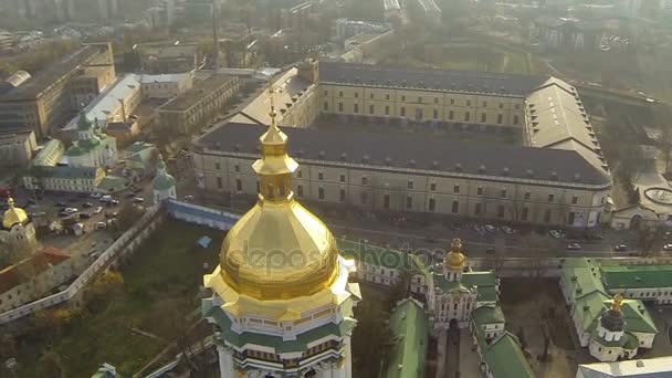 Kiev, Oekraïne - 6 April 2016: Kathedraal van de veronderstelling van de Heilige Maagd — Stockvideo