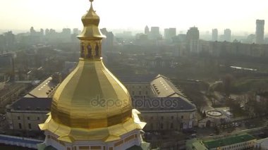 Kiev, Ukrayna - 6 Nisan 2016: Cathedral city arka plan ile kutsal bakire varsayım